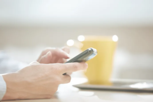 Nu bliver det billigere at ringe og sms’e fra Danmark til andre EU- og EØS-lande