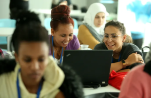 Ny tech-skole med fokus på digital empowerment af etniske minoritetskvinder lanceres i København – SAP Experience Center lægger lokaler til