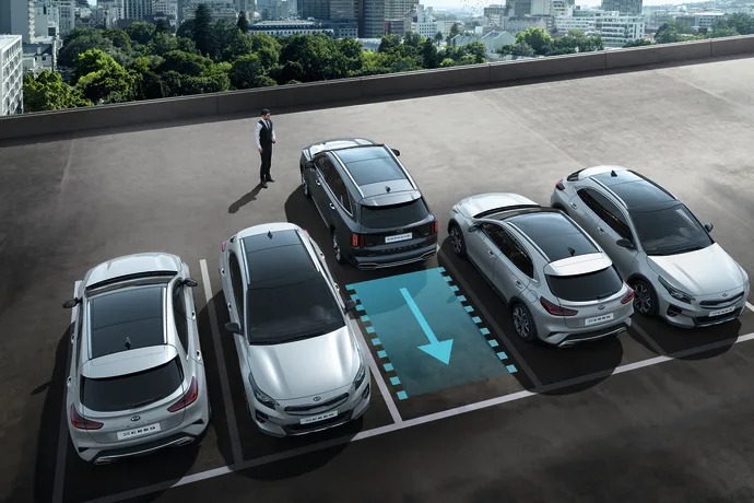 Ny KIA Sorento-teknologi hjælper føreren ind og ud af trange parkeringspladser
