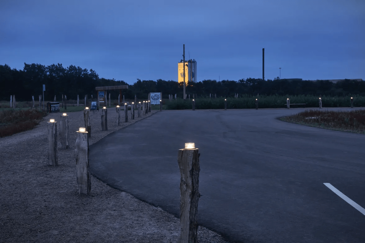Ved vestjysk naturarena går lyset i ét med omgivelserne