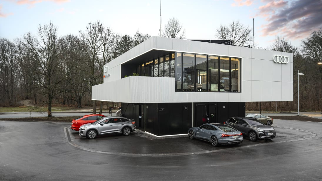 Den første Audi charging hub åbner som et lynopladningskoncept, der kan reserveres