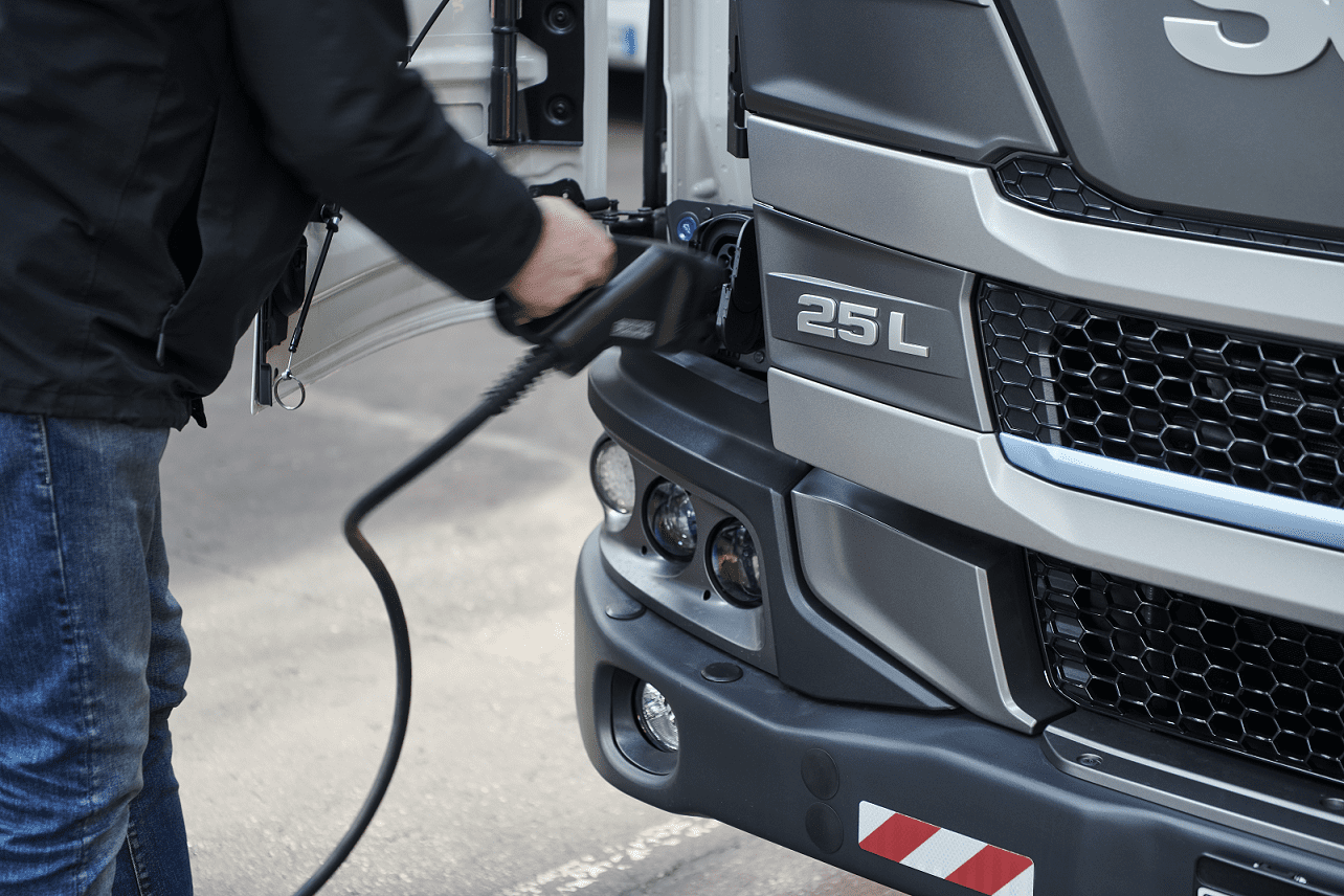 De første i Danmark: Scania sælger ladeløsninger til el-lastbiler
