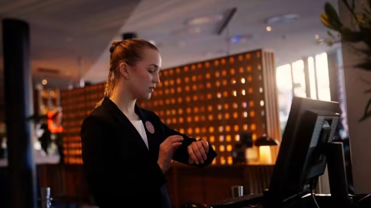 Turnpike og Samsung digitaliserer hotelpersonalet for at sikre mere personlig betjening og optimeret drift.