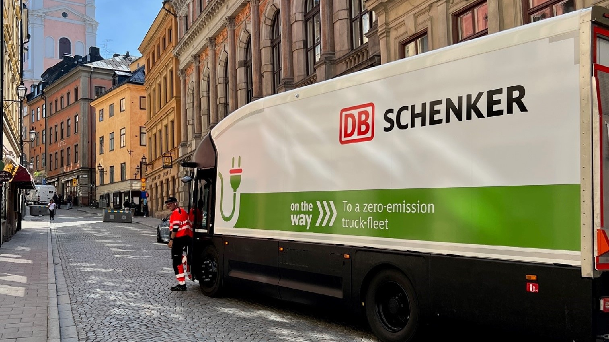 Den innovative og ren elektriske Volta Zero lastbil kører nu i DB Schenkers netværk