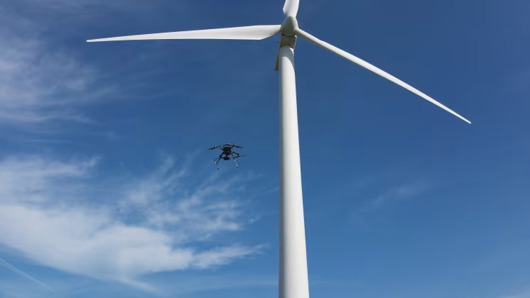 Ny droneteknologi benytter kunstig intelligens til at undersøge vindmøllevinger offshore