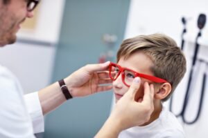For mange børn har uopdaget synstab, advarer Optikerforeningens direktør