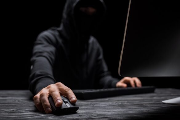 Knap hver tredje SMV regner med at blive ramt af cyberangreb – nu går Telenor og Tryg sammen om at sikre dem