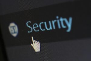 Omtrent halvdelen af forsyningskritiske virksomheder mangler overblik over cybersikkerheden i deres forsyningskæde, som cyberkriminelle i stigende grad angriber
