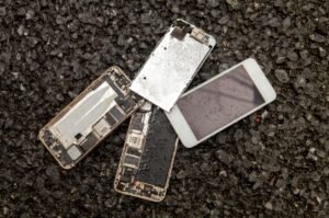 Gamle smartphones i EU gemmer på råstoffer for 1,1 milliarder euro