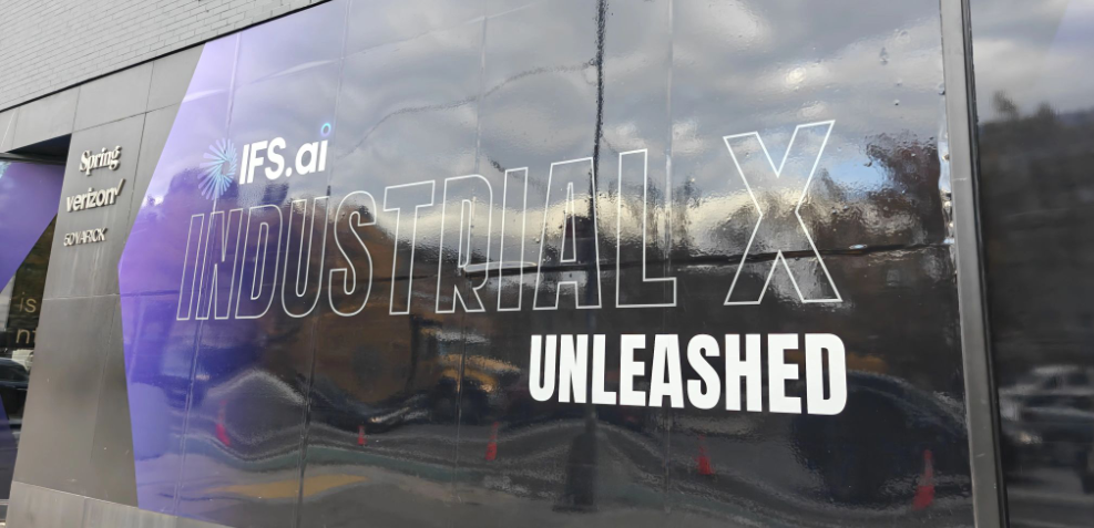 IFS og 1X Technologies indgår partnerskab for at bringe industriel AI ud i den fysiske verden