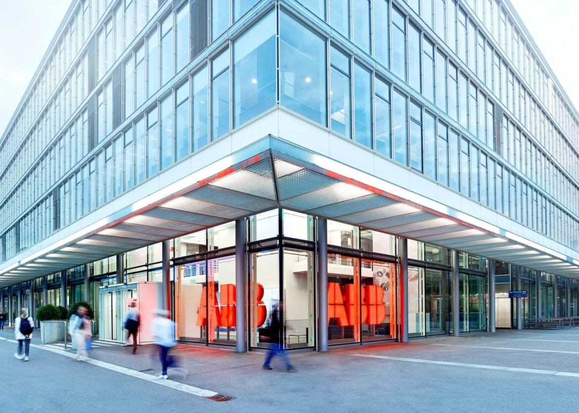 ABB udvider deres 18 år lange partnerskab med TCS for at implementere AI-drevet IT-drift