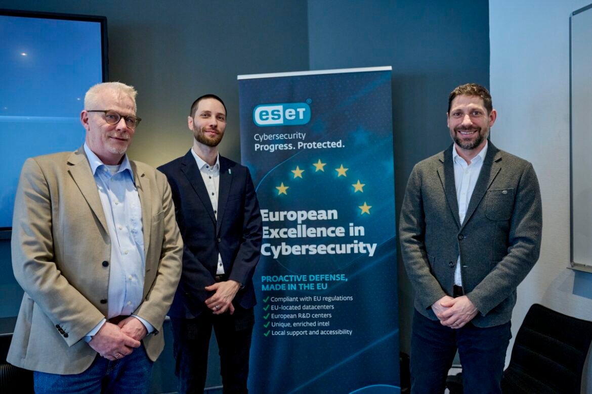 Billeder fra ESET Fra venstre Leif Jensen, Country Manager, ESET Norden, Ondrej Kubovič, ESET Global Security Research Team & Pavol Holécy, VP EMEA & sdsfs