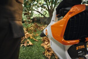 Kompakt og med konstant kraft – STIHL lancerer ny batteridrevet løvblæser