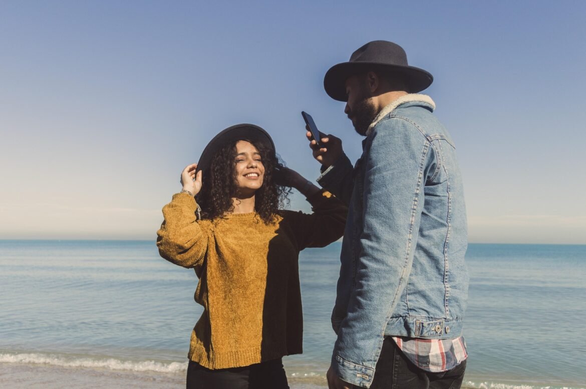 Kvinder og mænd er uenige om brugen af telefonen på ferien. Hvem bruger den til hvad?