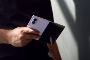 Europæiske og nordiske forbrugere strømmer til for at købe den nye Samsung Galaxy Z Fold8